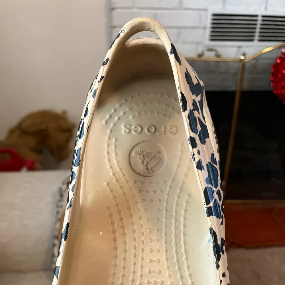 Crocs cheetah print slip on shoes - Picture 5 of 6